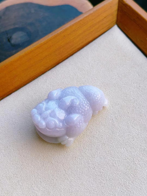 Liontin Jangkrik Emas Jadeite a-barang-barang alami Ukuran 39.2 * 28.2 * 18.7mm Kualitas batu giok bersih dan halus, tidak ada inklusi dan tidak ada retakan Pajak pengiriman sudah termasuk.