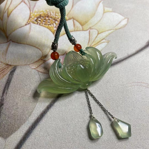 Liontin Giok Cui Alami dengan Bunga Hijau dan Keberuntungan Ukuran 62 * 29mm Sudah termasuk ongkos kirim dan pajak.