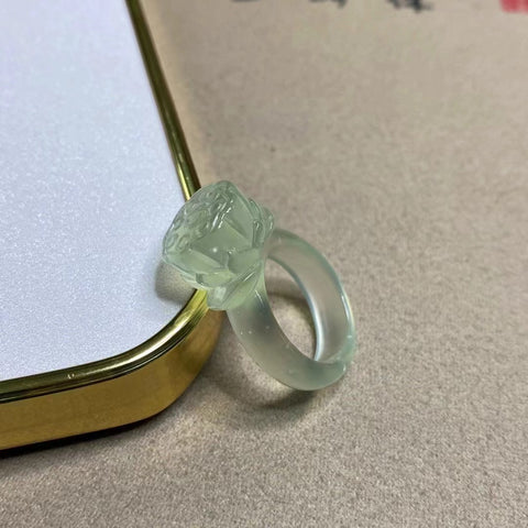 Cincin Giok Cui Alami Satu bagian alami Es berpendar tembus pandang Ukuran 17.7mm Giok baru dan hangat Gaya sangat indah Pengiriman dan pajak sudah termasuk.