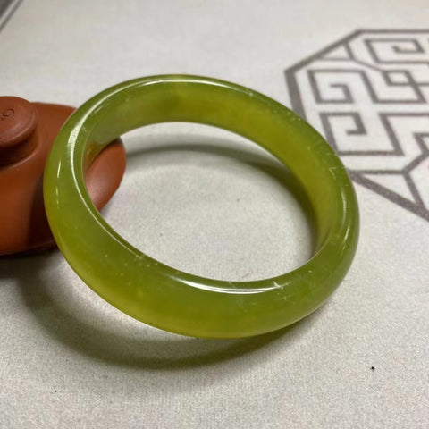 Gelang Bunga Emas Giok Cui Giok Alami Ukuran 58-60mm Ukuran 59.8mm & nbsp; Lebar Sisi 15.5mm Giok adalah semua yang terjadi secara alami Pola acak Termasuk pajak pengiriman.