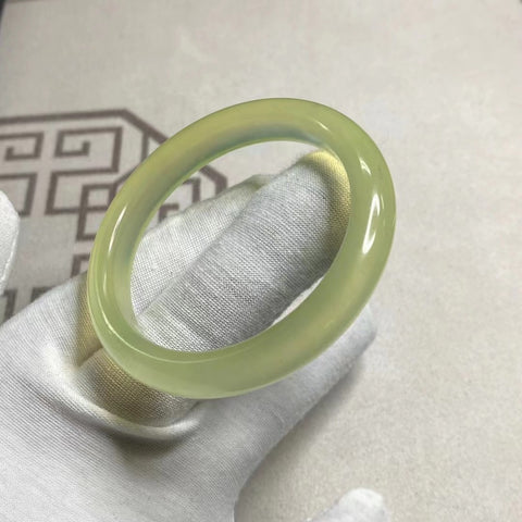 Gelang Es Giok Cui Giok Alami Ukuran 51-53mm Ukuran 52.3mm Lebar Sisi 9mm Giok ini semuanya terjadi secara alami Pola-polanya acak Sudah termasuk ongkos kirim dan pajak.