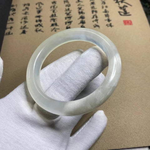 Gelang Bunga Es Batu Giok Cui Alami Perasaan Es Ukuran 55-57mm Ukuran 56.6mm Lebar Sisi 12mm Giok secara alami terjadi Pola Bunga Acak Sudah termasuk pajak pengiriman.