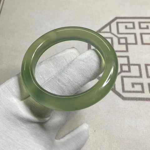 Gelang Hijau Fluorescent Jade Cui Alami Ukuran 54-56mm Ukuran 55.1mm Lebar Sisi 11.8mm Giok semuanya terjadi secara alami Pola acak termasuk pajak pengiriman