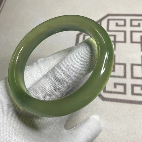 Gelang Hijau Fluorescent Jade Cui Alami Ukuran 59-61mm Ukuran 60.1mm Lebar Sisi 12.9mm Batu giok terjadi secara alami Pola acak termasuk pajak pengiriman