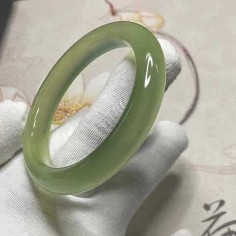 Gelang Hijau Fluorescent Jade Cui Alami Ukuran 55-57mm Ukuran 56.2mm Lebar Sisi 11mm Giok terjadi secara alami Pola acak Pengiriman dan pajak sudah termasuk.