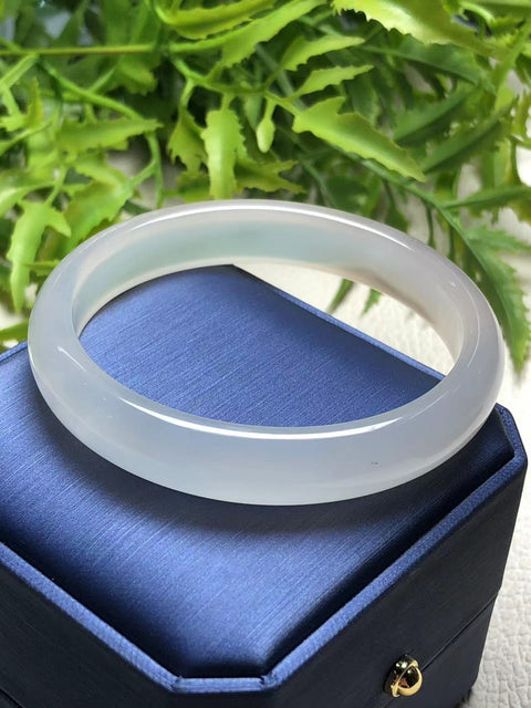 Batu akik alami [gelang cahaya bulan putih] memakai gelang yang lebih lembut, pesona wanita! Semua menunjukkan "gaya pergelangan tangan. Ukuran 54.6-11.5-6.8mm Batu giok adalah pola acak yang terjadi secara alami Pajak pengiriman sudah termasuk!