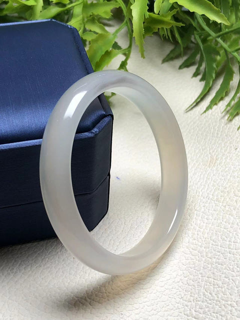 Batu akik alami [gelang cahaya bulan putih] memakai gelang yang lebih lembut, pesona wanita! Semua menunjukkan "gaya pergelangan tangan. Ukuran 54.6-11.5-6.8mm Batu giok adalah pola acak yang terjadi secara alami Pajak pengiriman sudah termasuk!