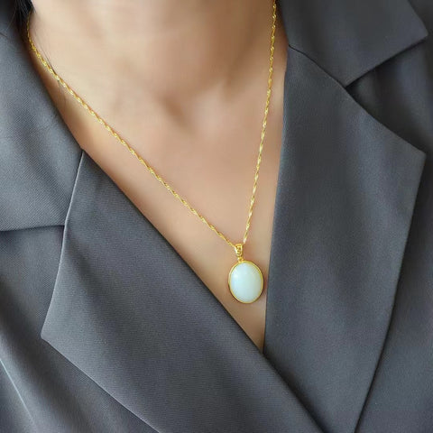 Kalung Telur Giok Hetian Giok Alami 925 Pengaturan Perak Ukuran 15 * 20mm Giok bersih dan halus Gaya Termasuk pajak pengiriman.
