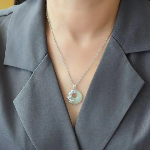 Kalung Naga Putri Giok Hetian Giok Alami yang terbuat dari perak 925 Ukuran 20 * 20mm Giok bersih dan halus Gaya Termasuk pajak pengiriman.