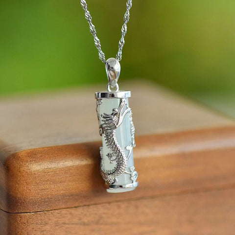 Kalung Pilar Naga Giok Hetian Giok Alami yang terbuat dari perak 925 Ukuran 7 * 23mm Giok bersih dan halus Gaya Termasuk pajak pengiriman.