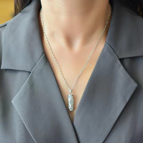 Kalung Pilar Naga Giok Hetian Giok Alami yang terbuat dari perak 925 Ukuran 7 * 23mm Giok bersih dan halus Gaya Termasuk pajak pengiriman.