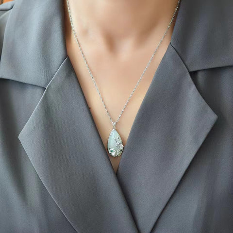 Kalung Bunga Teratai Tetesan Air Giok Hetian Giok Alami 925 Pengaturan Perak Ukuran 12 * 24mm Giok bersih dan halus Gaya Termasuk ongkos kirim dan pajak.
