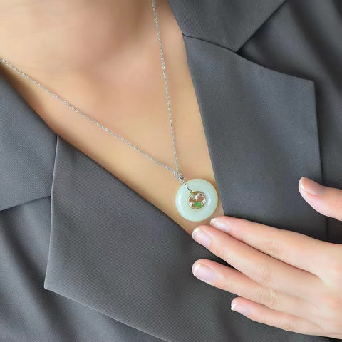 Set Kalung Gesper Perdamaian Giok Hetian Giok Alami dari Perak 925 Ukuran 24 * 24mm Giok bersih dan halus Gaya Termasuk ongkos kirim dan pajak.