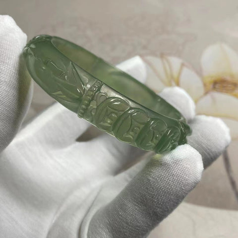 Gelang Ukiran Giok Cui Alami Selangkah demi Selangkah Ukuran 57-59mm Ukuran 58.9mm Lebar Sisi 13.9mm Giok terjadi secara alami Pola acak Termasuk ongkos kirim dan pajak.