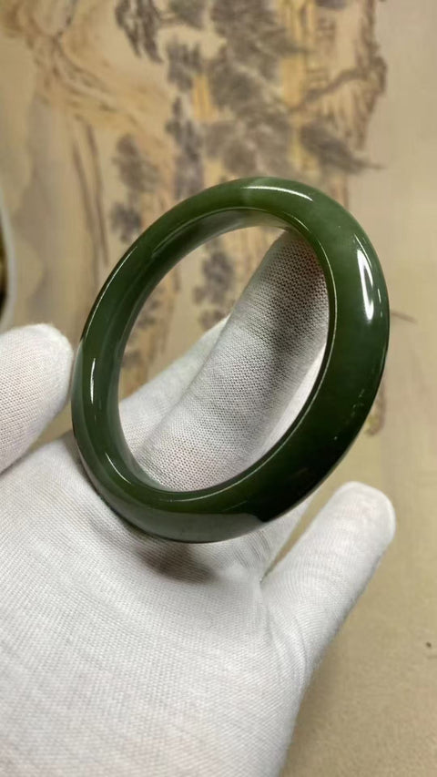 Gelang giok Wada yang indah, dengan tekstur giok yang halus, ukuran lingkar yang cocok untuk ukuran 56, 57, dan 58, diameter: 57,5 mm, lebar: 10,5 mm Batu alam adalah hasil pembentukan alam, pola motifnya acak Termasuk biaya pengiriman dan pajak