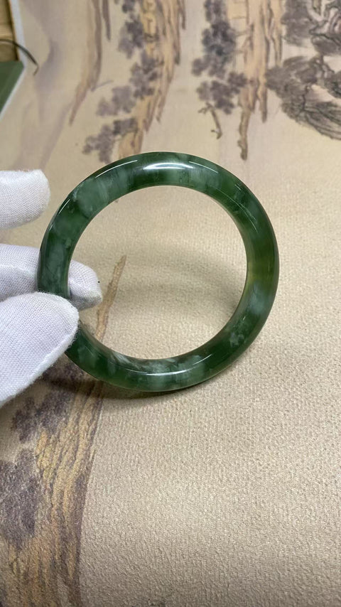 Gelang batu giok Xiuyan 180, diameter 59,1 mm, lebar tepi 12 mm. Batu alam ini terbentuk secara alami, pola motifnya acak. Termasuk biaya pengiriman dan pajak.
