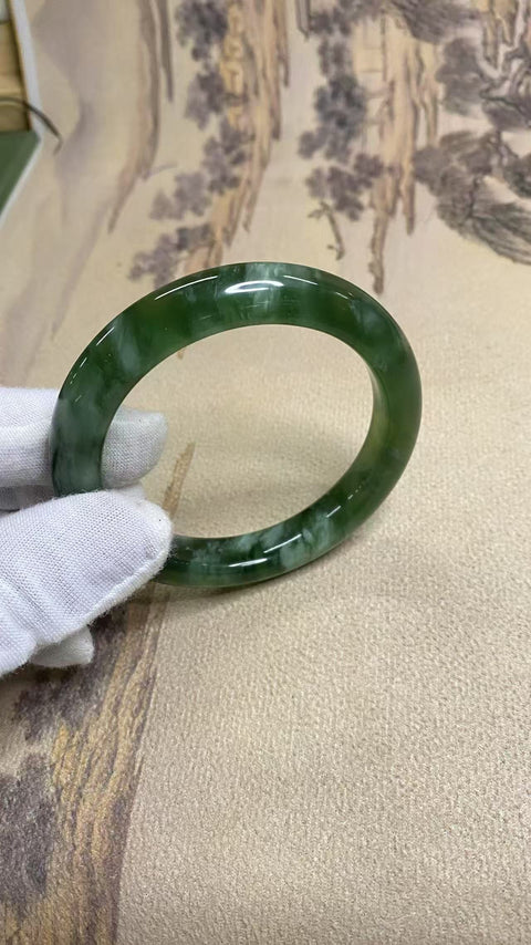 Gelang batu giok Xiuyan 180, diameter 59,1 mm, lebar tepi 12 mm. Batu alam ini terbentuk secara alami, pola motifnya acak. Termasuk biaya pengiriman dan pajak.