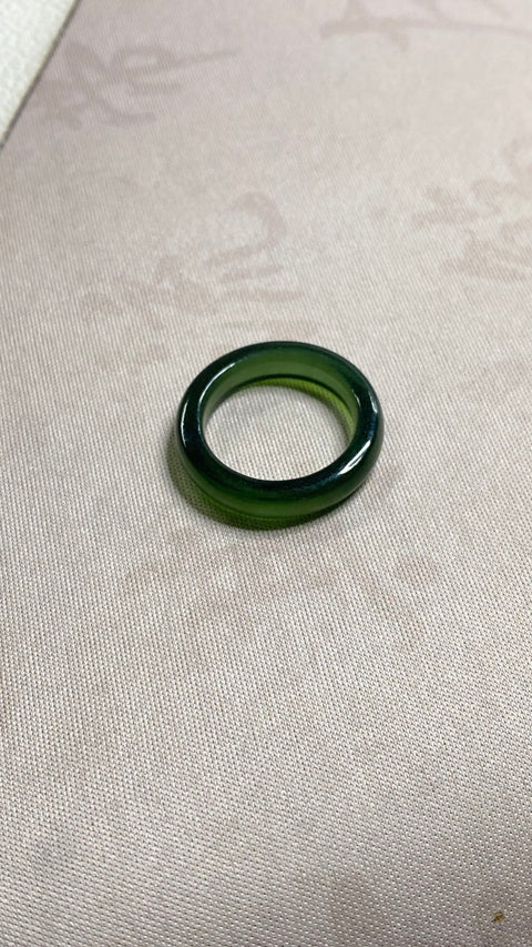 Cincin berlian hijau yang indah, berwarna hijau, dengan kilauan yang cerah, diameter 19mm. Termasuk biaya pengiriman dan pajak.