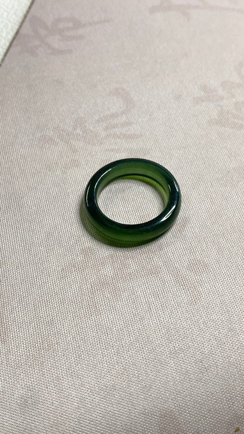 Cincin berlian hijau yang indah, berwarna hijau, dengan kilauan yang cerah, diameter 19mm. Termasuk biaya pengiriman dan pajak.