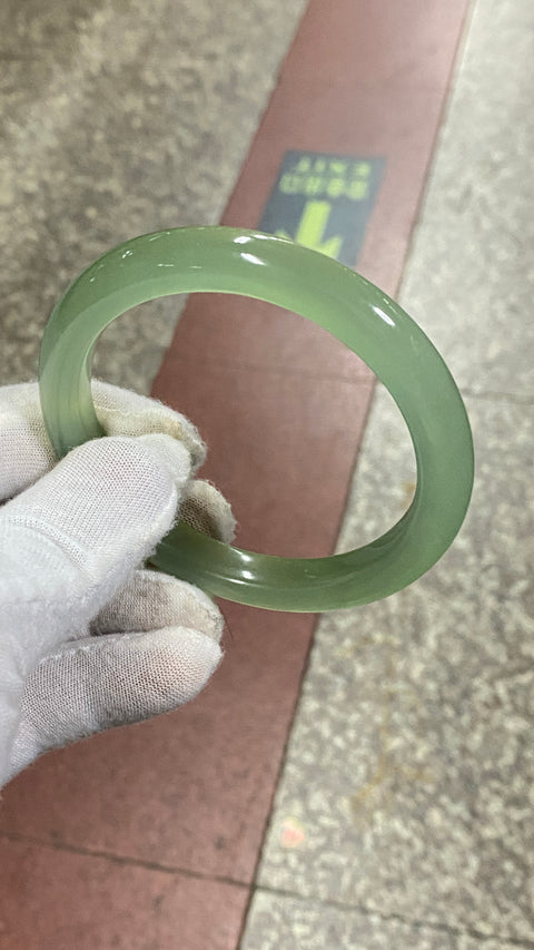 Gelang tangan besar dari batu giok Xiuyan yang indah, diameter 63,3 mm, lebar tepi 11 mm. Batu alam ini terbentuk secara alami, dan pola motifnya acak. Termasuk biaya pengiriman dan pajak.