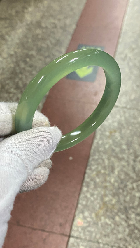 Gelang tangan besar dari batu giok Xiuyan yang indah, diameter 63,3 mm, lebar tepi 11 mm. Batu alam ini terbentuk secara alami, dan pola motifnya acak. Termasuk biaya pengiriman dan pajak.