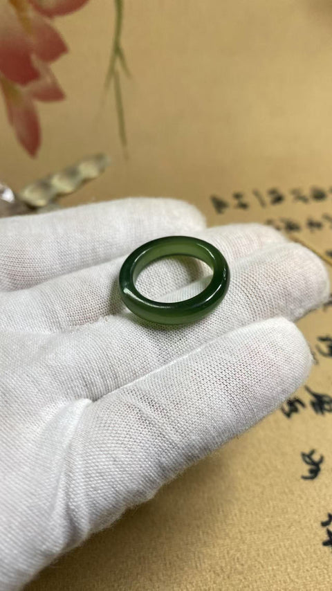 Cincin berlian hijau yang indah, berwarna hijau, dengan kilauan yang cerah, diameter 18mm, termasuk biaya pengiriman dan pajak.