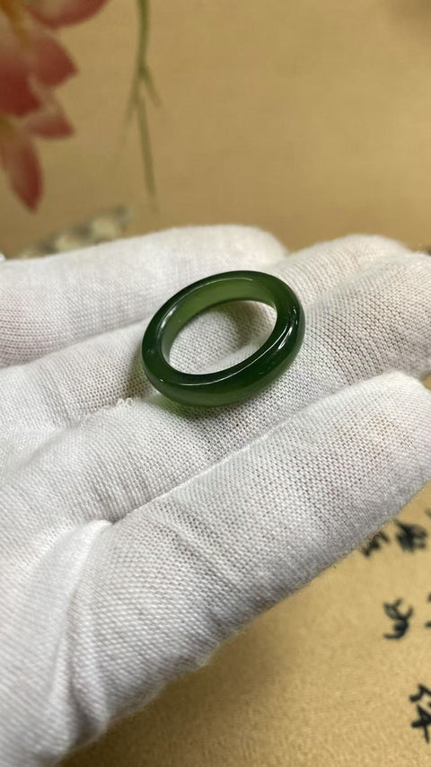 Cincin berlian hijau yang indah, berwarna hijau, dengan kilauan yang cerah, diameter 18mm, termasuk biaya pengiriman dan pajak.