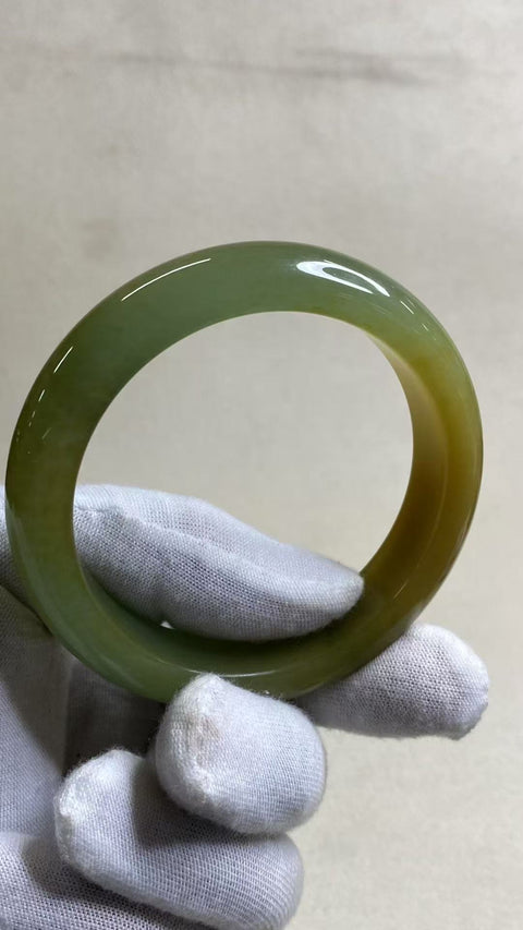 Gelang tangan dari batu giok yang indah, ukuran lingkar tangan cocok untuk 58, 59, dan 60 cm, lebar gelang: 59,3 mm, lebar tepi: 13,5 mm. Batu alam ini terbentuk secara alami, pola motifnya acak. Termasuk biaya pengiriman dan pajak.