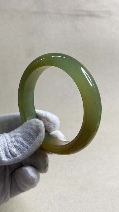 Gelang tangan dari batu giok yang indah, ukuran lingkar tangan cocok untuk 58, 59, dan 60 cm, lebar gelang: 59,3 mm, lebar tepi: 13,5 mm. Batu alam ini terbentuk secara alami, pola motifnya acak. Termasuk biaya pengiriman dan pajak.