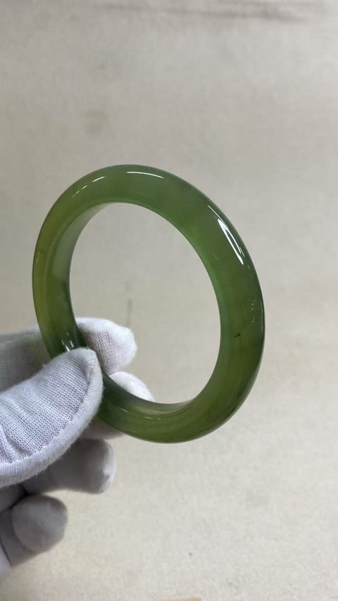 Gelang tangan dari batu giok yang indah, ukuran lingkar tangan cocok untuk 54, 55, dan 56 cm, diameter: 55,6 mm, lebar tepi 11 mm, terlihat elegan saat dipakai. Batu alam ini terbentuk secara alami, pola motifnya acak. Termasuk biaya pengiriman dan pajak.
