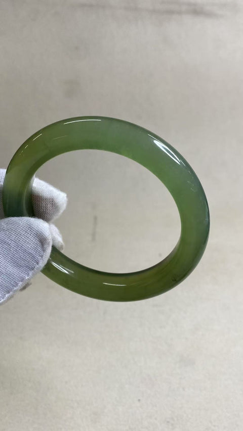 Gelang tangan dari batu giok yang indah, ukuran lingkar tangan cocok untuk 54, 55, dan 56 cm, diameter: 55,6 mm, lebar tepi 11 mm, terlihat elegan saat dipakai. Batu alam ini terbentuk secara alami, pola motifnya acak. Termasuk biaya pengiriman dan pajak.