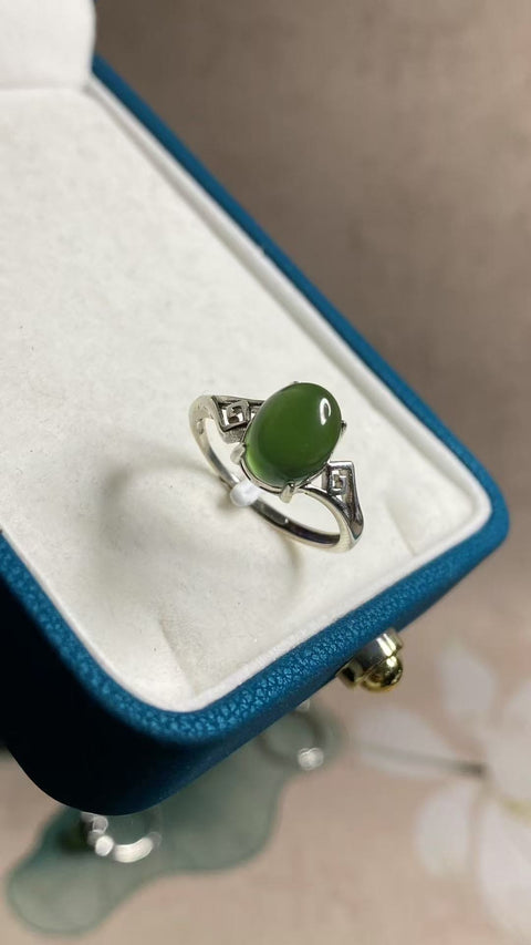 Permata giok yang indah dan penuh warna hijau — terbuat dari perak 925 dengan hiasan, lingkar leher dapat disesuaikan, ukuran: 9 × 11 mm. Termasuk biaya pengiriman dan pajak.