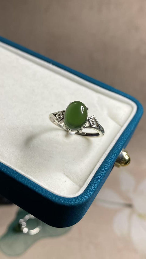 Permata giok yang indah dan penuh warna hijau — terbuat dari perak 925 dengan hiasan, lingkar leher dapat disesuaikan, ukuran: 9 × 11 mm. Termasuk biaya pengiriman dan pajak.