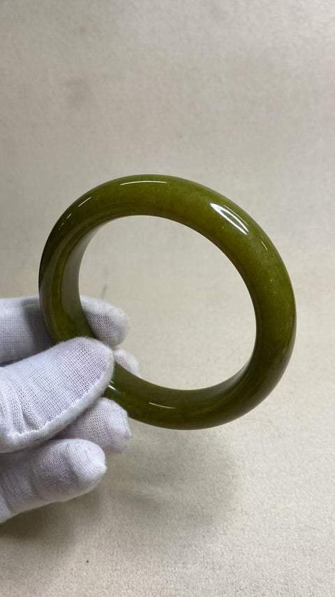 Gelang batu giok Xiuyan berbentuk alpukat, diameter 58,1 mm, lebar tepi 13,3 mm. Batu alam ini terbentuk secara alami, pola motifnya acak. Termasuk biaya pengiriman dan pajak.