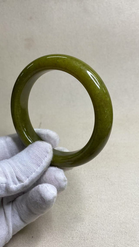 Gelang batu giok Xiuyan berbentuk alpukat, diameter 58,1 mm, lebar tepi 13,3 mm. Batu alam ini terbentuk secara alami, pola motifnya acak. Termasuk biaya pengiriman dan pajak.