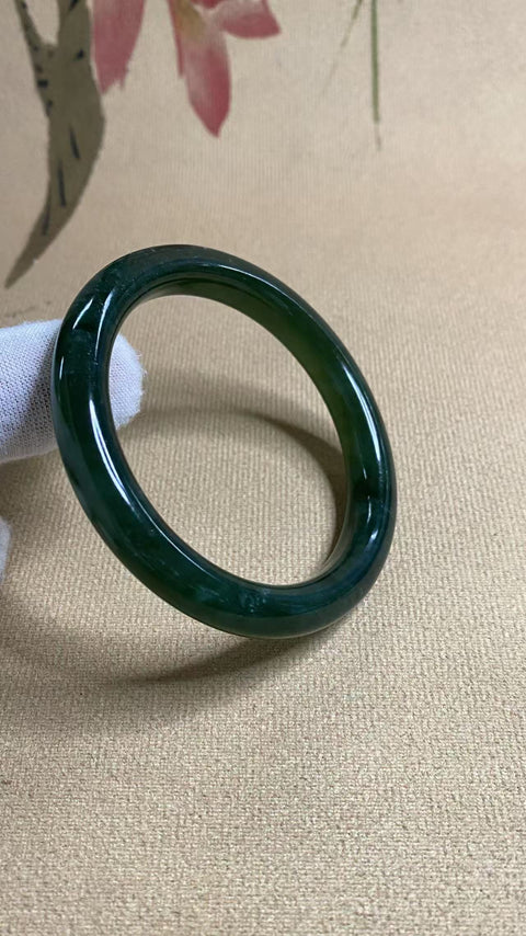 Gelang giok yang indah, dengan warna hijau yang menawan, menjanjikan kemakmuran seumur hidup. Diameter 55,7 mm, ketebalan 9,5 mm. Batu alam ini terbentuk secara alami, sehingga pola dan warnanya bervariasi. Termasuk biaya pengiriman dan pajak.