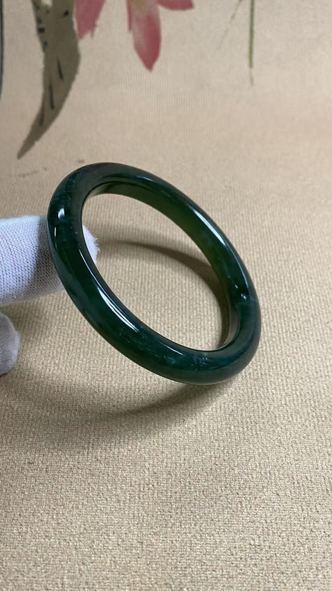 Gelang giok yang indah, dengan warna hijau yang menawan, menjanjikan kemakmuran seumur hidup. Diameter 55,7 mm, ketebalan 9,5 mm. Batu alam ini terbentuk secara alami, sehingga pola dan warnanya bervariasi. Termasuk biaya pengiriman dan pajak.