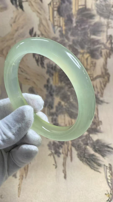 Gelang tangan besar dari batu giok Xiu Yu berwarna hijau es, dengan diameter yang cocok untuk ukuran 66, 67, dan 68. Diameter: 67,8 mm, lebar: 12,7 mm. Batu alam ini terbentuk secara alami, dan pola warnanya acak. Termasuk biaya pengiriman dan pajak.