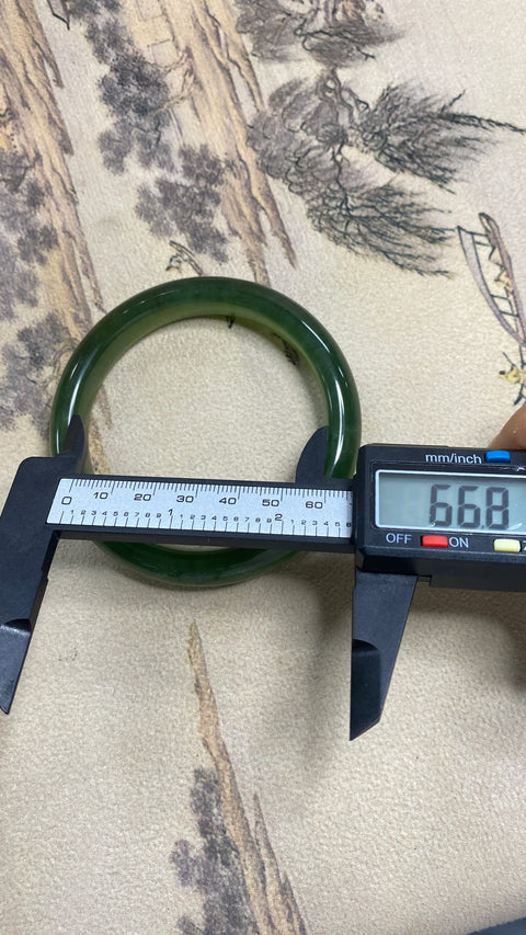 Gelang tangan dari batu giok yang indah, cocok untuk ukuran 66, 67, dan 68, dengan lebar 66,8 mm dan lebar tepi 11,9 mm. Batu alam ini terbentuk secara alami, sehingga pola dan coraknya bervariasi. Termasuk biaya pengiriman dan pajak.