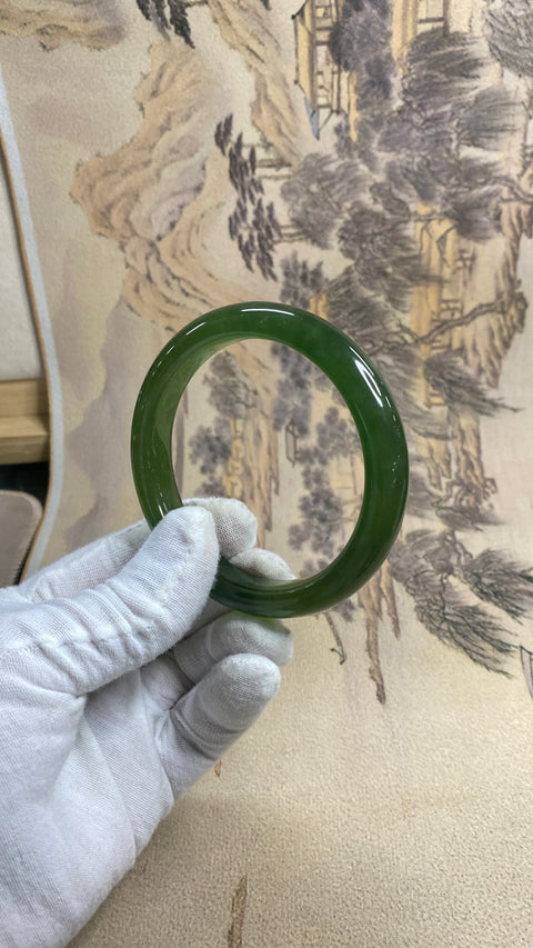 Gelang tangan dari batu giok yang indah, cocok untuk ukuran 66, 67, dan 68, dengan lebar 66,8 mm dan lebar tepi 11,9 mm. Batu alam ini terbentuk secara alami, sehingga pola dan coraknya bervariasi. Termasuk biaya pengiriman dan pajak.