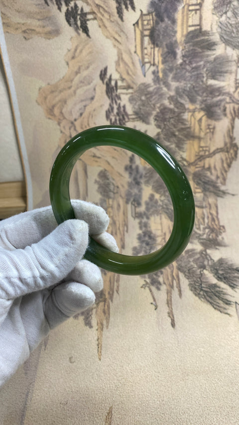 Gelang tangan dari batu giok yang indah, cocok untuk ukuran 66, 67, dan 68, dengan lebar 66,8 mm dan lebar tepi 11,9 mm. Batu alam ini terbentuk secara alami, sehingga pola dan coraknya bervariasi. Termasuk biaya pengiriman dan pajak.