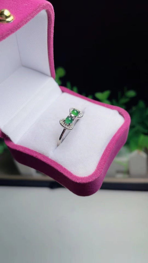 Cincin giok alami dari bahan giok tua, dengan tekstur halus dan lembut, bahan yang bersih dan halus, kecil dan elegan, dihiasi dengan perak 925, ukuran 0,4 cm. Termasuk biaya pengiriman dan pajak.