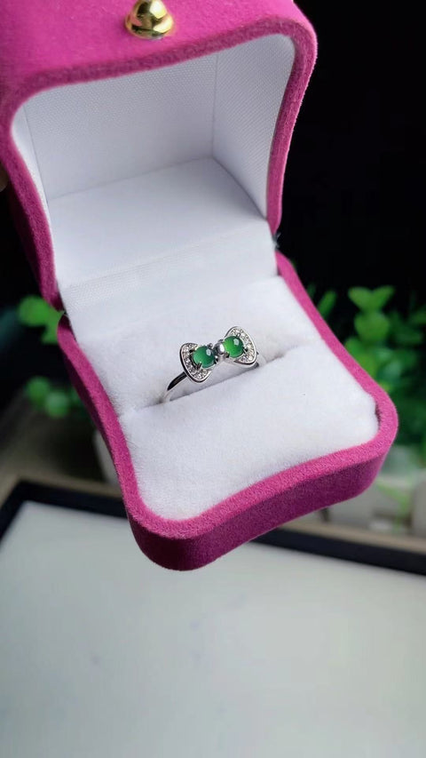 Cincin giok alami dari bahan giok tua, dengan tekstur halus dan lembut, bahan yang bersih dan halus, kecil dan elegan, dihiasi dengan perak 925, ukuran 0,4 cm. Termasuk biaya pengiriman dan pajak.