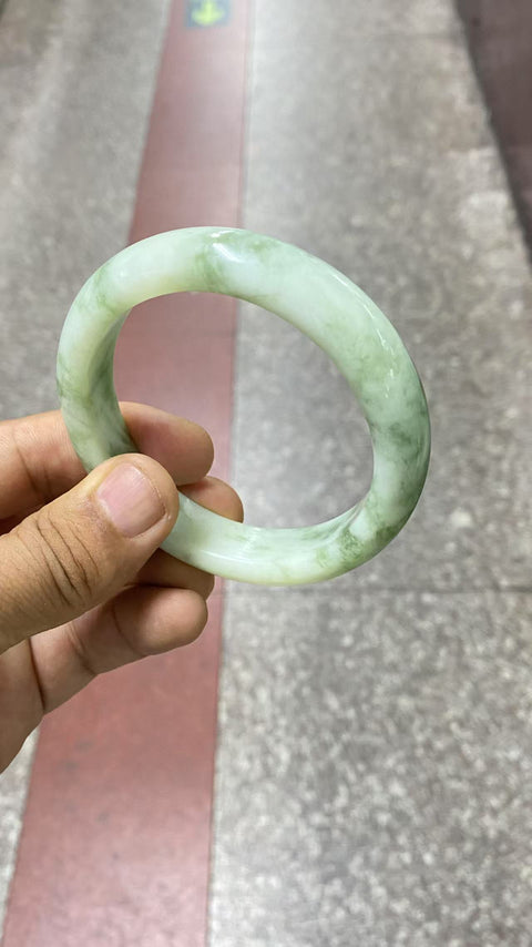 Batu giok yang indah — gelang tangan giok tua berwarna hijau tua, diameter 62mm, lebar tepi: 14,2mm Batu alam adalah hasil pembentukan alam, pola motifnya acak Termasuk biaya pengiriman dan pajak