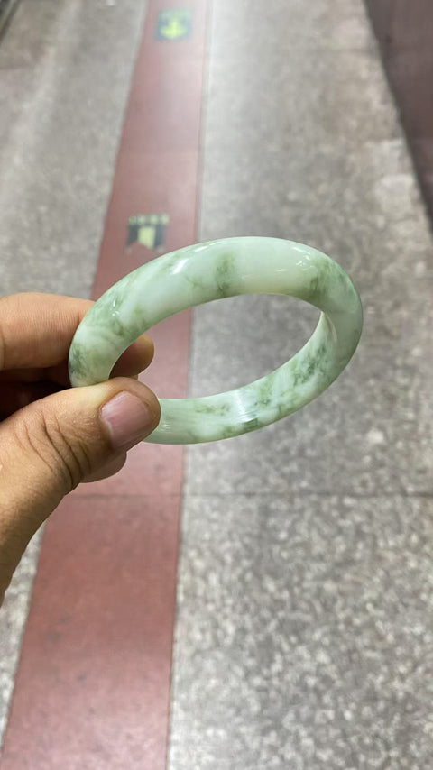 Batu giok yang indah — gelang tangan giok tua berwarna hijau tua, diameter 62mm, lebar tepi: 14,2mm Batu alam adalah hasil pembentukan alam, pola motifnya acak Termasuk biaya pengiriman dan pajak