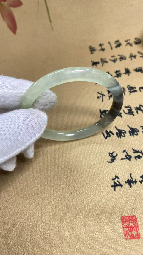Gelang tangan cantik dari batu giok Xiu Yu jenis es hijau, diameter 56,5 mm, lebar 8 mm. Batu alam ini terbentuk secara alami, pola motifnya acak. Termasuk biaya pengiriman dan pajak.
