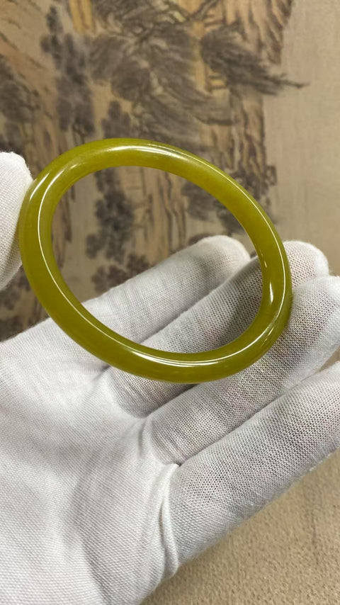 Batu giok Xiuyou berwarna kuning minyak ayam yang indah — gelang tangan “Meiren Tiao”, diameter 58,1 mm. Batu alam ini terbentuk secara alami, dan pola warnanya acak. Termasuk biaya pengiriman dan pajak.