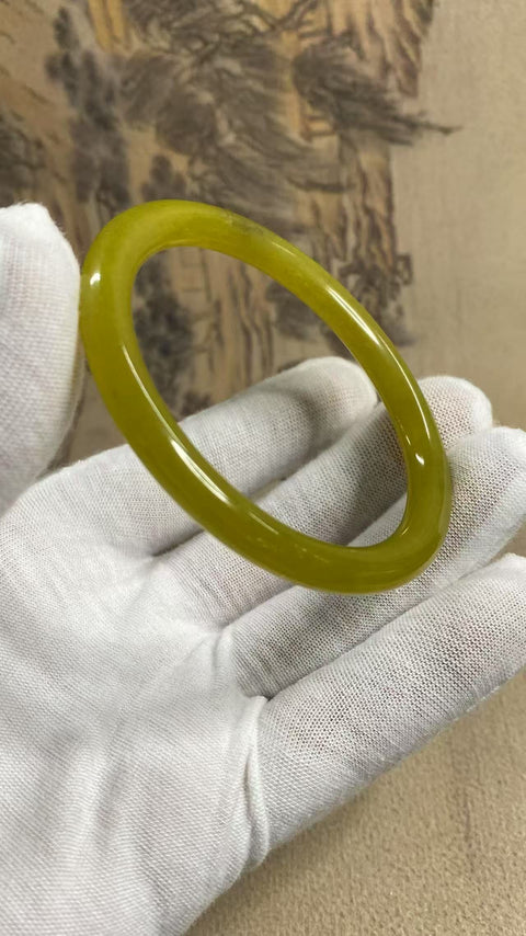 Batu giok Xiuyou berwarna kuning minyak ayam yang indah — gelang tangan “Meiren Tiao”, diameter 58,1 mm. Batu alam ini terbentuk secara alami, dan pola warnanya acak. Termasuk biaya pengiriman dan pajak.
