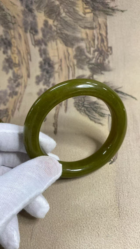 Gelang batu giok Xiuyan berbentuk alpukat, diameter 59,8 mm, lebar tepi 13,9 mm. Batu alam ini terbentuk secara alami, pola motifnya acak. Termasuk biaya pengiriman dan pajak.