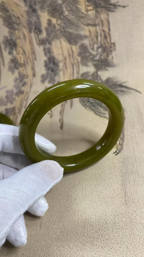 Gelang batu giok Xiuyan berbentuk alpukat, diameter 59,8 mm, lebar tepi 13,9 mm. Batu alam ini terbentuk secara alami, pola motifnya acak. Termasuk biaya pengiriman dan pajak.